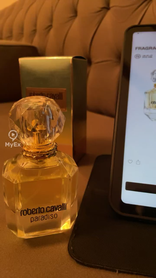 صورة مقربة لزجاجة عطر روبرتو كفالي بارادايس الذهبية