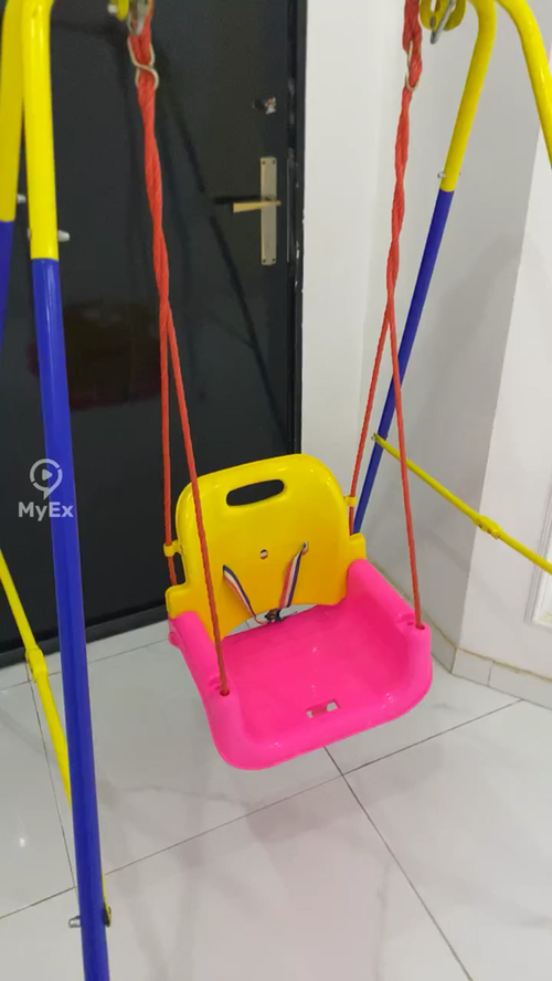 صورة لمرجيحة أطفال ملونة من نون معلقة، مناسبة للعب داخل المنزل