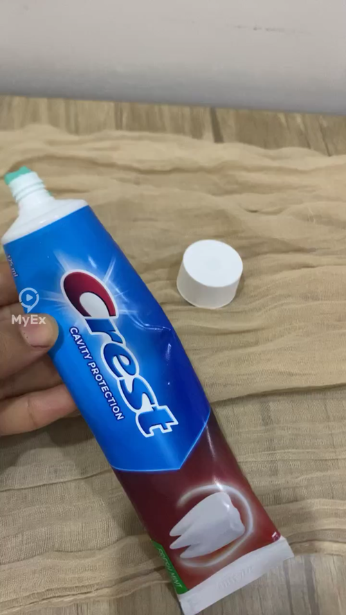 صورة لمعجون أسنان كرست بالنعناع المنعش، يظهر العبوة بوضوح