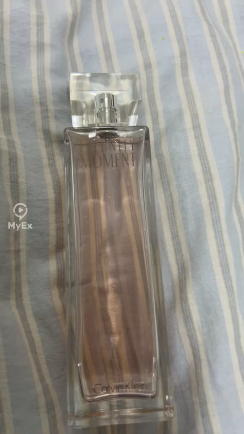 زجاجة عطر إيترنيتي مومنت من كالفن كلاين، تظهر تصميمها الأنيق