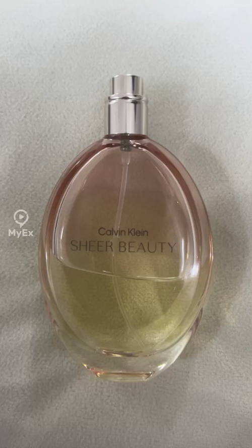صورة لعطر كالفن كلاين شير بيوتي، يظهر الزجاجة الأنيقة ذات اللون الوردي الفاتح