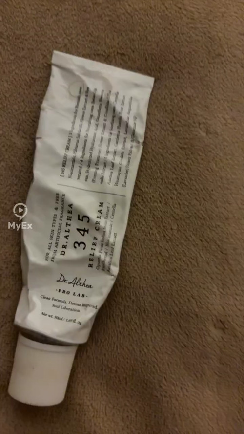 صورة لمرطب Dr. Althea، تظهر العبوة البيضاء مع تفاصيل المنتج
