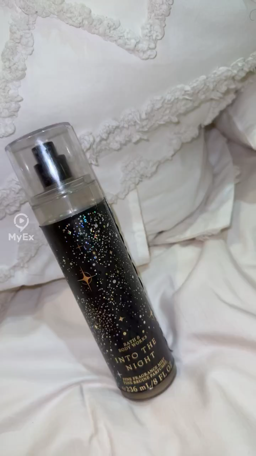 صورة مقربة لمعطر الجسم Into The Night من باث & بودي ووركس، تظهر الزجاجة الأنيقة