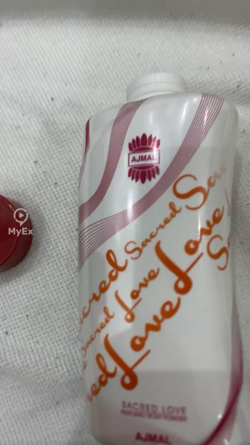صورة لبودرة أجمل ساكرد لوف المعطرة للجسم بتصميمها الأنيق
